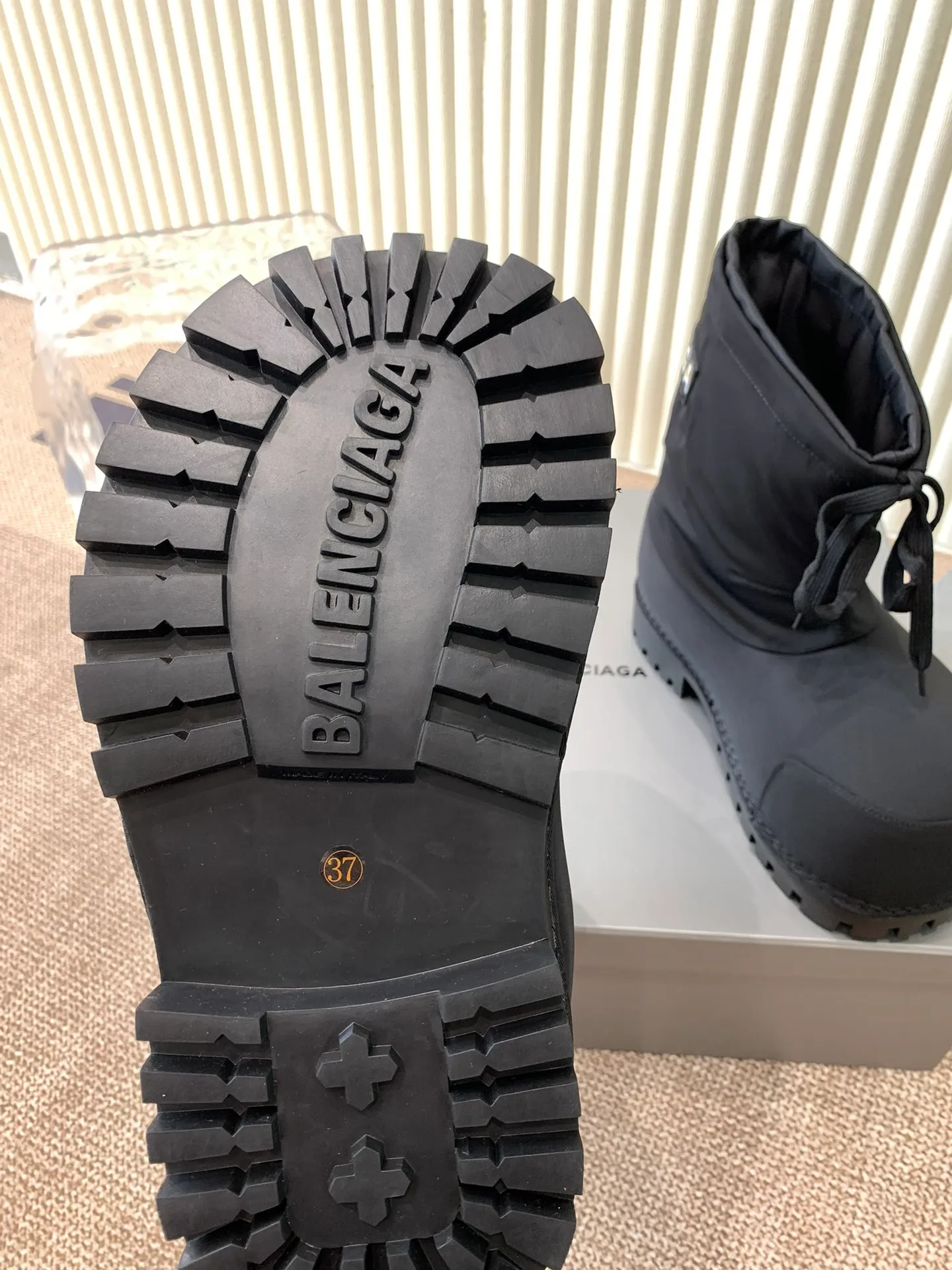 👟👟Ex-factory price 860👟👟 Men +20Balenciaga snow boots‼ ️ 24sS new snow boots for autumn and winter. These big-toe Alaskan boots are so good-looking and super cool. They are full of personality and are so cool. They are a must-have item for fashionable autumn and winter! The upper is made of original customized nylon pure cotton waterproof cloth. The inner liner is removable. The original original letter logo is increased in the sole. Size: 35-45